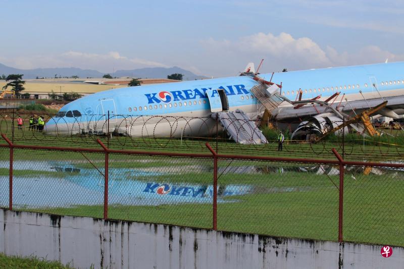 大韩航空KE631班机在恶劣天气中第三次尝试降落时滑出跑道。（法新社）