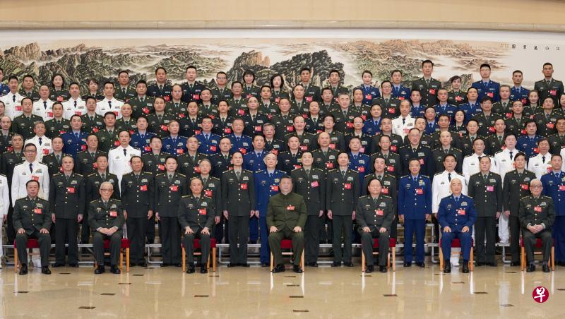 图为中共总书记、中央军委主席习近平（前排左四）10月24日下午在北京召开军队领导干部会议前，与中央军委第一副主席张又侠（前排左五）和升任中央军委第二副主席的何卫东（前排左三）接见出席中共二十大的解放军和武警部队代表。（新华社）