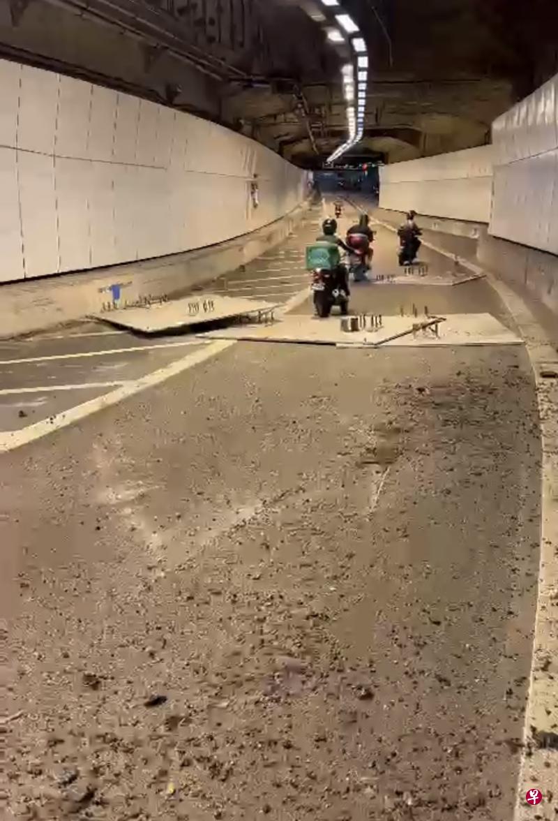 一辆卡车运载的几块钢筋板掉落，导致路面受损，后方车辆无法继续前行，入口处因此关闭近八个小时。（受访者提供）