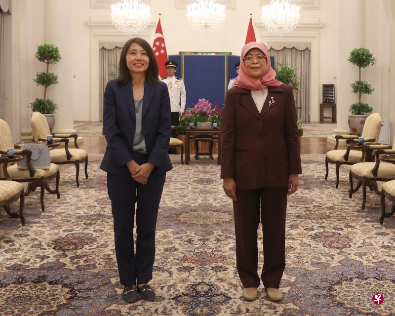 新任法国驻新加坡大使曾明怡（左）星期二在总统府，向我国总统哈莉玛递呈国书。（通讯及新闻部提供）