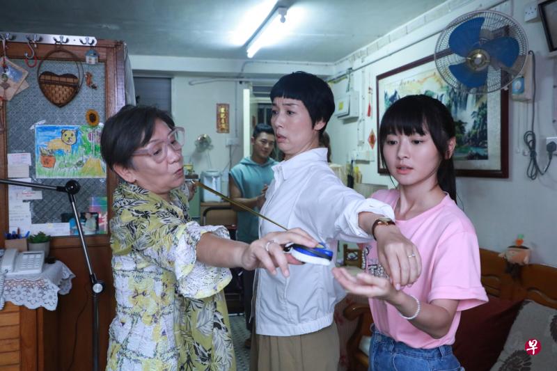江美仪（中）和鲍起静（左）私下有交情，一起拍戏更是默契佳。右为饰演江美仪女儿的罗毓仪。