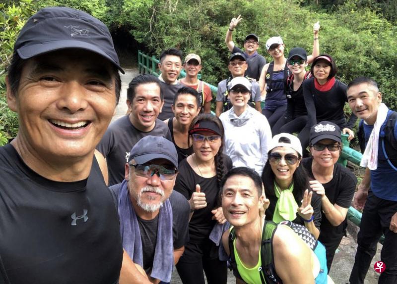江美仪（中间白衣者）疫前加入周润发（左一）发起的跑山团，当时多名圈内朋友常相约跑山。（取自艺人IG）