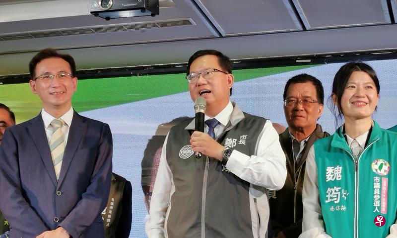 执政两任八年的民进党桃园市长郑文灿（中）深得民心，若辅选成功让郑运鹏（左）接棒，他有望先当行政院长，再竞逐总统大位，否则仕途将蒙上阴影。（温伟中摄）