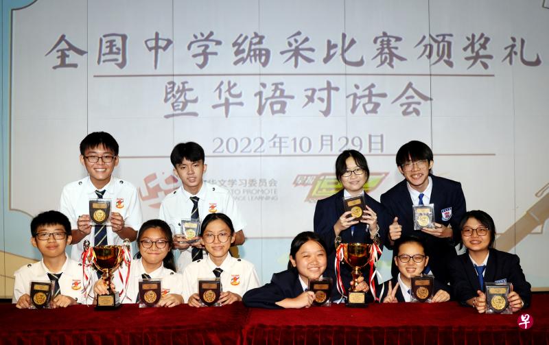 辅华中学（左）以及华义中学（右）分别获得低年级组金奖和高年级组金奖。（龙国雄摄）