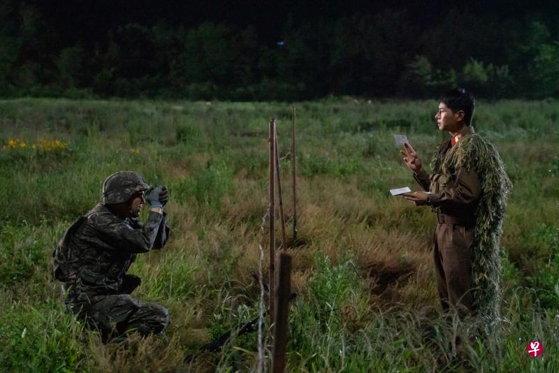高庚杓（左）饰演的韩国兵和李伊庚饰演的朝鲜兵，因为一张彩票相遇。