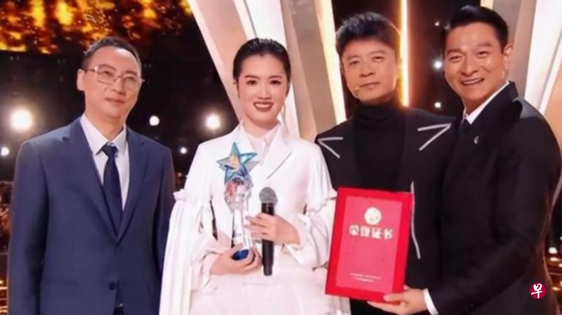 李克勤（右二）战队学员梁玉莹（左二）在《好声音》夺冠，刘德华（右一）现身颁奖。（互联网）