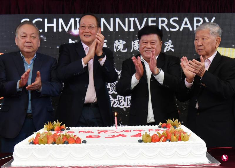 人力部长兼贸工部第二部长陈诗龙医生（左二）、中华医院董事会主席刘少夫医师（右二）、中医师公会会长赵英杰教授（左一）以及中华医院永远名誉院长罗守学（右一）星期天在中华医院70周年院庆慈善晚宴上切蛋糕。          （中华医院提供）