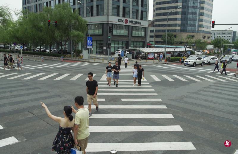 对中国改革开放的态度，因此出现两种关键抉择：一种是顺其自然，锐意进取，大胆创新，不断向现代文明的标准靠拢看齐。还有一种是知难而退，纠结畏惧，严防死守既得利益。（中新社）