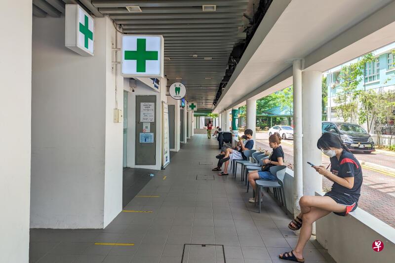 为缓解看诊压力，一些诊所聘请更多兼职或代班职员，也有医生放弃年底请假出国的计划。（卓祾祎摄）