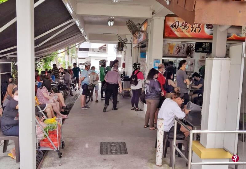 读者申诉，粥店因生意太好，排队的顾客站在走廊上，给往来的居民带来困扰。 