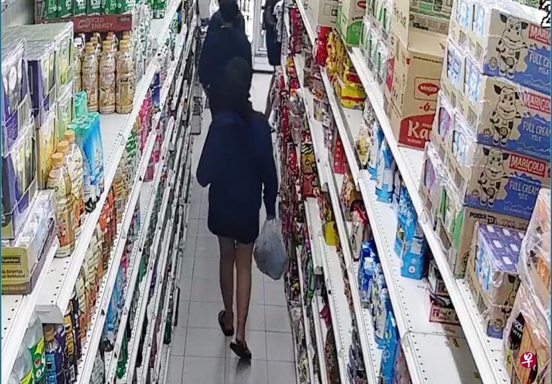 三女出现在迷你超市，其中两人被指拿了东西后没付钱。（取自面簿）