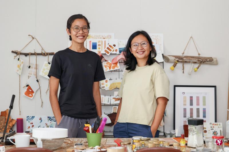Shirin Rafie（左）和好友刘忆慧三年前创办工作室Wild Dot，以本地的植物、土壤和厨余制作植物性墨水与颜料。