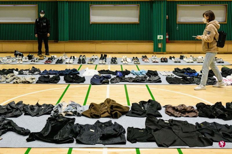 警方在事发现场发现许多遗失物品和遇难者遗物，包括衣服、包包、电子产品、还有256多双鞋和66只不成对的鞋子等，这些物品放置在一座体育馆内，供失物主人与死者家属认领。（路透社）