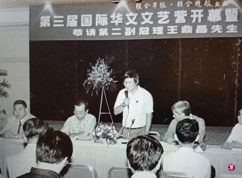 1987年第三届国际华文文艺营记者会，右起：李怡、杜南发、韩山元与颜元叔。（档案照片）