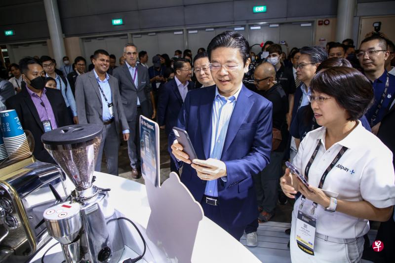 副总理兼财政部长黄循财星期三出席新加坡金融科技节在新加坡博览中心的实体会展，参观各家公司展示的金融科技产品及服务。（白艳琳摄）