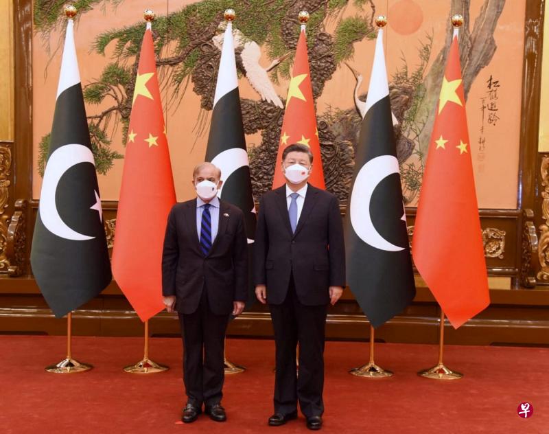 中国国家主席习近平（右）星期三会见在北京进行正式访问的巴基斯坦总理谢里夫。（新华社）