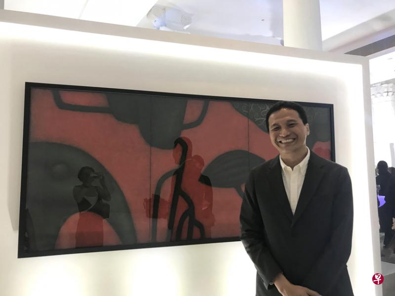 《联合早报》前美术员林德生以《橙色花园》获颁新锐画家组金奖。（黄向京摄）