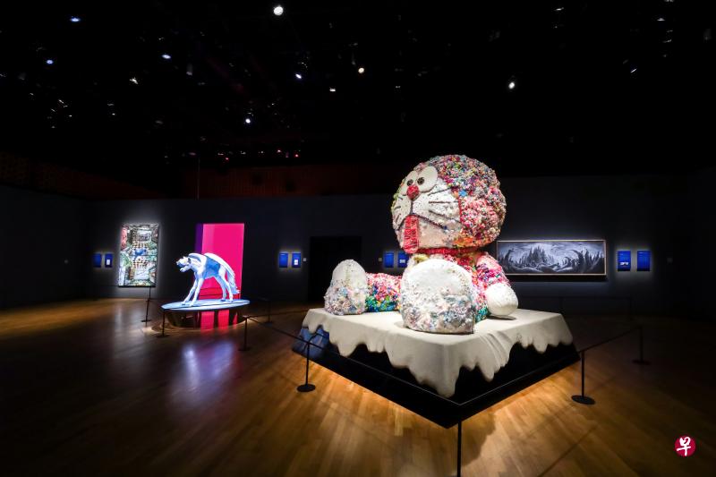 在新加坡国家博物馆举办的“哆啦A梦新加坡展”展场，巨型哆啦A梦玩偶出自日本艺术家增田Sebastian之手。