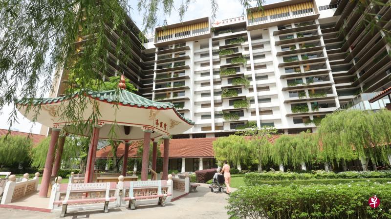 广惠肇留医院的中式庭院和亭子，原本被旧行政楼遮挡，从医院入口处完全看不到它。经过扩建与修缮工程，访客如今一踏入医院便能看到这个绿意盎然的空间，庭院也更适合举办社区活动。（邬福梁摄）