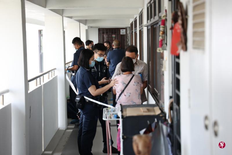 死者的亲人接到消息后赶到现场，包括他的四姐（右一，粉色衣），不幸的事件让他们感到沉痛。（梁麒麟摄）