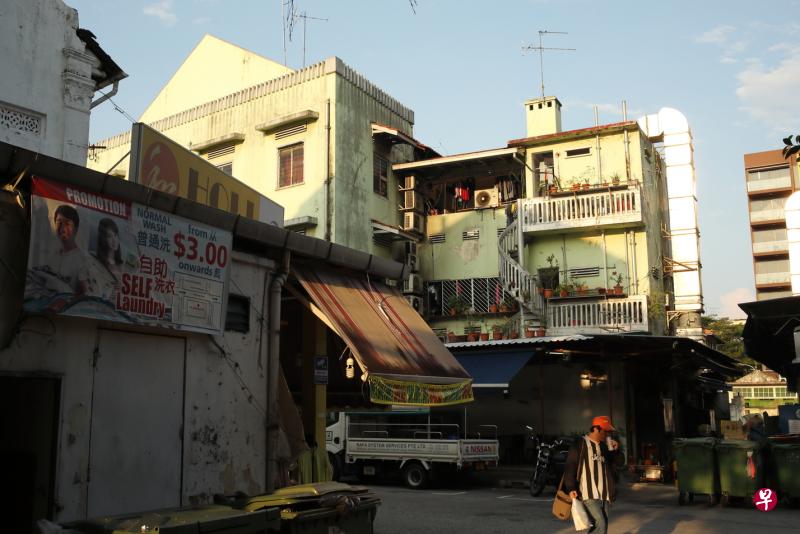 很多老屋都建有户外螺旋梯。