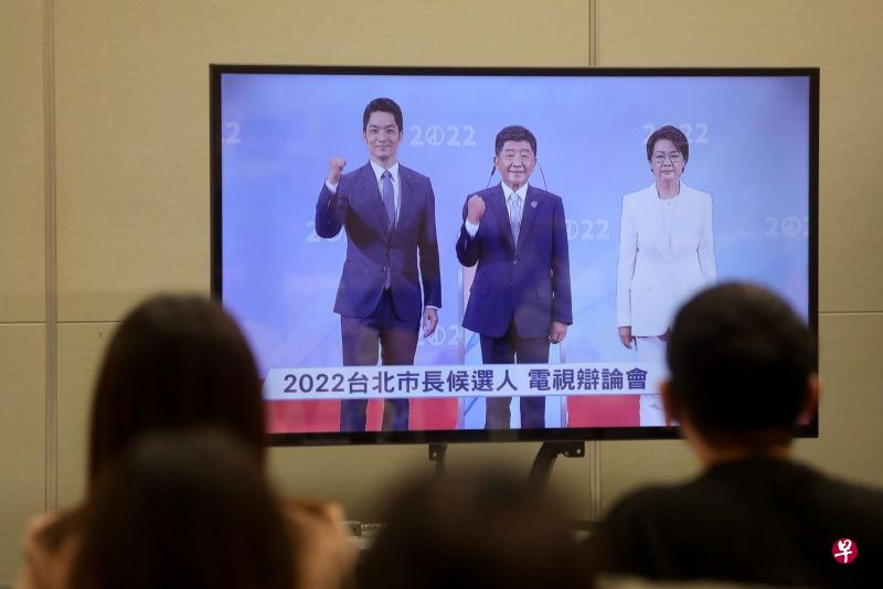 11月5日台北市长选举电视辩论会是三位主要候选人——蒋万安（电视中左起）、陈时中与黄珊珊唯一同台较劲的场合，备受瞩目。（彭博社）