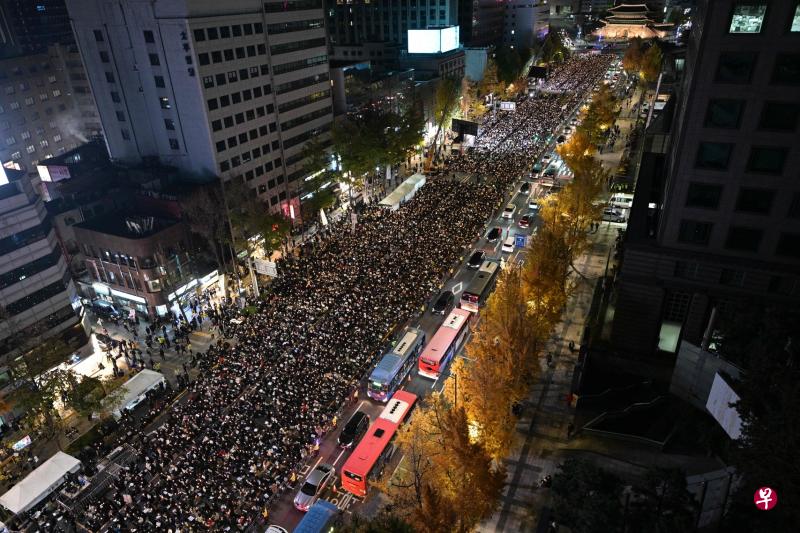 首尔市厅顶楼拍摄的照片显示，星期六晚上估计多达10万人参加了公民团体在首尔市政厅发起的追悼活动，整条街道挤得水泄不通。（法新社）