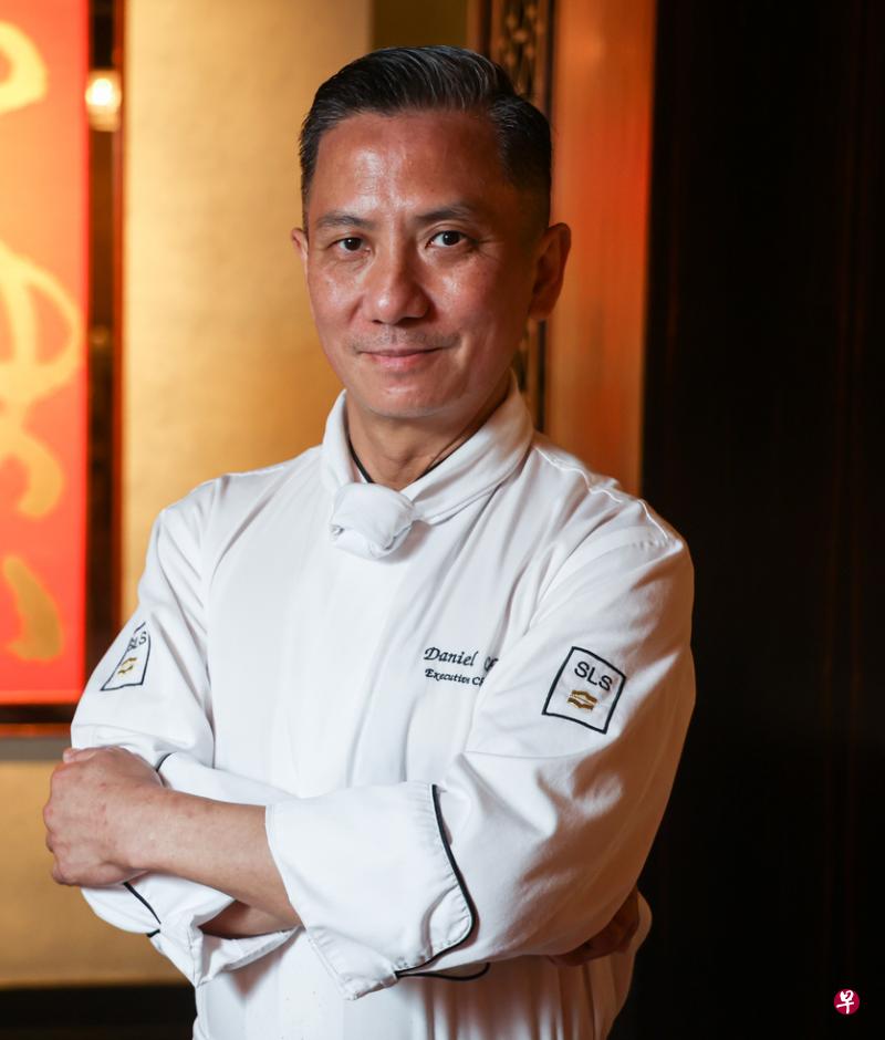 香宫餐馆主厨张浪然喜欢和食客交流，解说菜品和听取反馈意见。