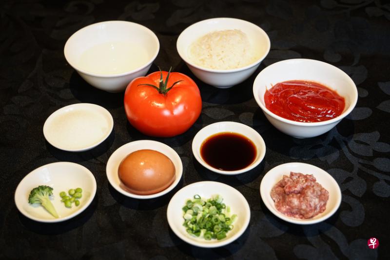 番茄和牛炒饭的材料。