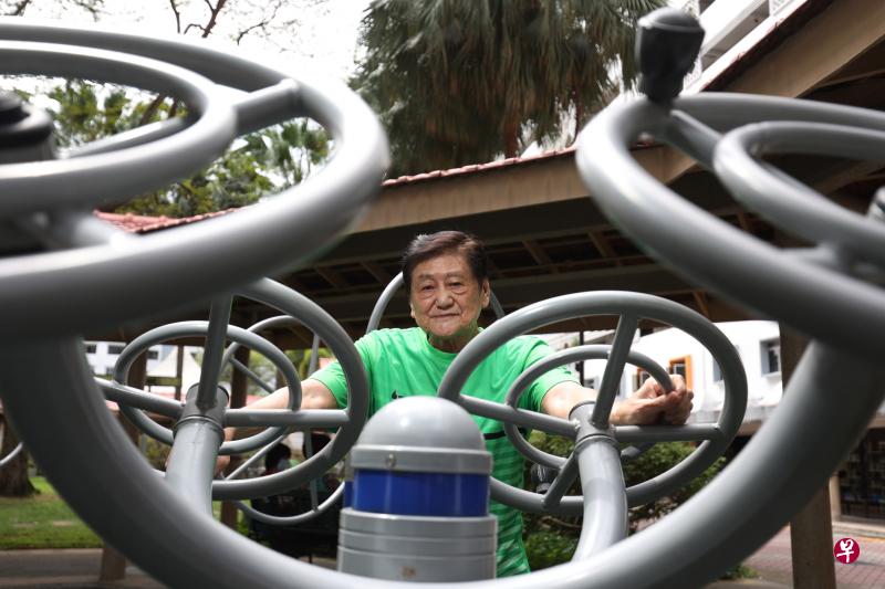 谢国兴从年轻到老，都喜欢运动健身。