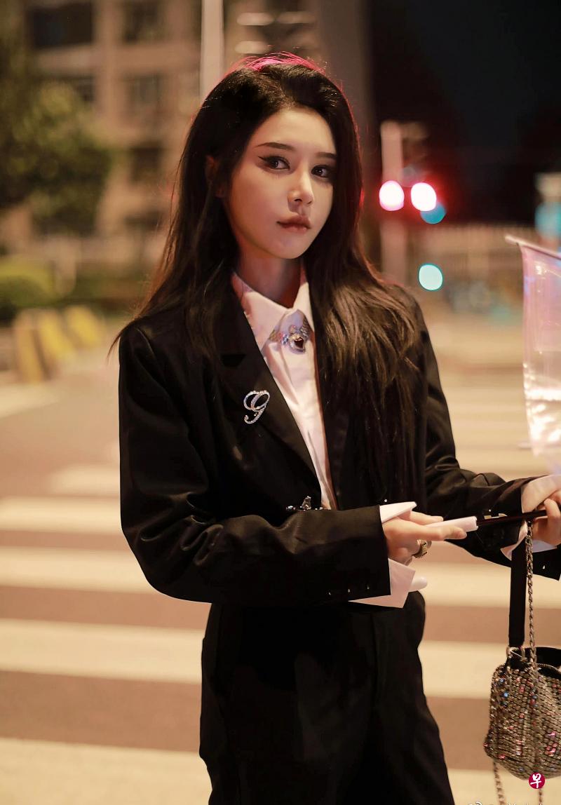 抖音红人姜十七主演的20集微短剧《夜班日记》播放量破11亿。（取自微博）