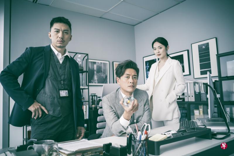 《法证先锋V》铁三角由高级督察（袁伟豪饰，左起）、高级化验师（黄宗泽饰）和法医（蔡洁饰）组成。