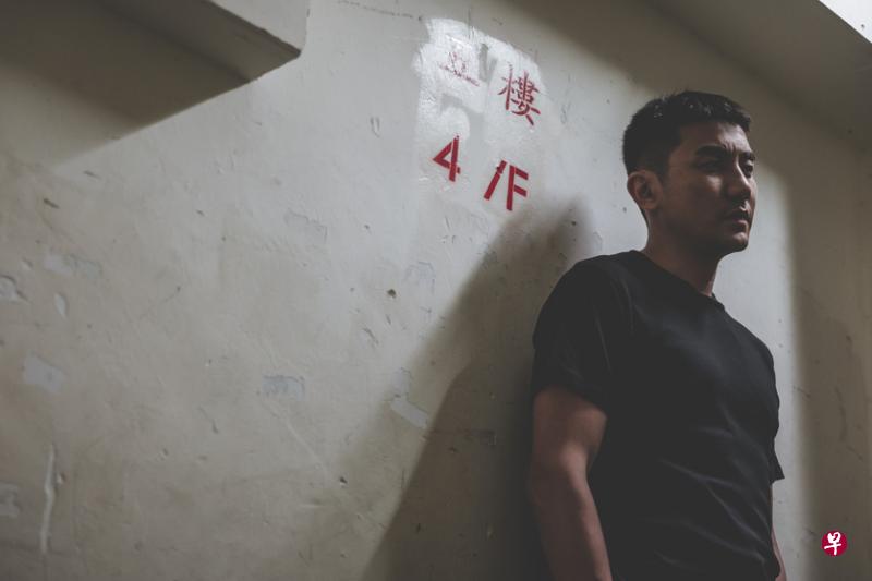 洪永城（左图）饰演的流氓医生，蔡思贝饰演的失眠女，分别与蔡洁、袁伟豪有感情戏。