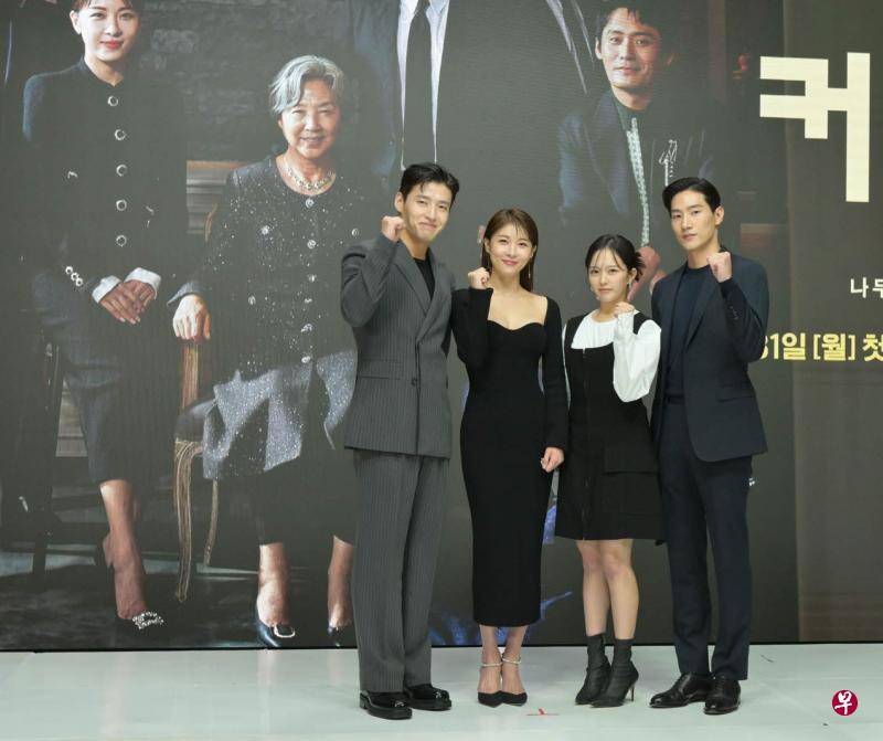 《谢幕：树立而死》演员姜河那（左起）、河智苑、郑知苏与卢相铉受访时分享如何被作品疗愈。