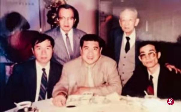 黄俊东（前排左起）、林真、陈子善；（后排左起）方宽烈、陈无言，1990年摄于香港半岛酒店。