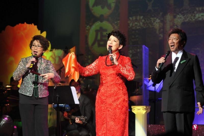 冯素波（中）2014年开唱，妹夫余子明与妹妹冯素云担任嘉宾并合唱。（互联网）