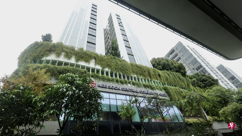 新开幕的义顺中民众俱乐部是2013年义顺区“再创我们的家园计划”的成果，它与纳福城商场和义顺巴士转换站同址，四周围是组屋，楼上则是公寓。（邬福梁摄）