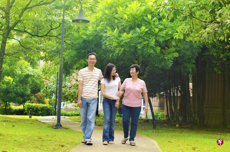 陪长辈散步，既可培养感情，又能通过皮肤日照生成维生素D，帮助人体吸收钙质，促进骨骼健康。（iStock图片）