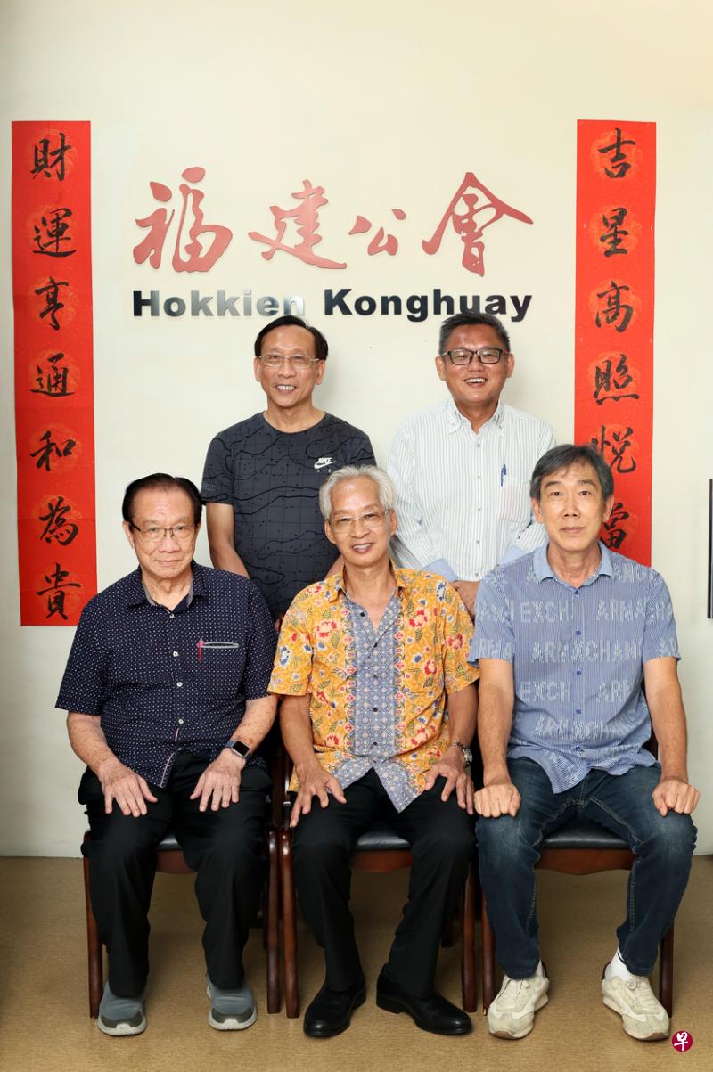 武吉班让福建公会明年庆祝成立65周年。前排左起是副主席王建龙、主席廖锦祥、副主席傅春家；后排左起是副总务傅开成和总务林掌裕。（龙国雄摄）