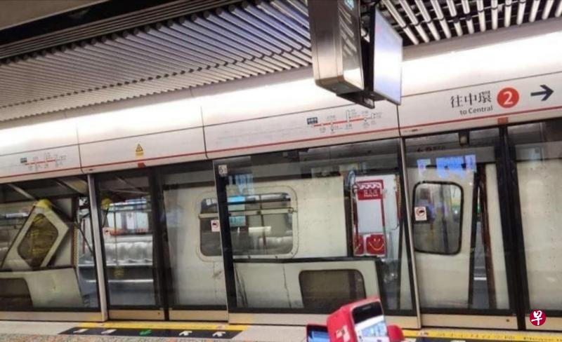 香港地铁荃湾线油麻地站11月13日上午发生列车门脱落事故，导致列车服务暂停。（香港中通社）