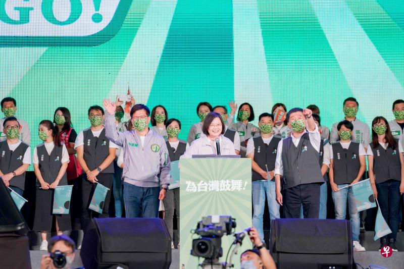 台湾总统兼民进党主席蔡英文（前排中）压轴的民进党造势大会，重点拉抬选情艰困的台北市长候选人陈时中（前排右）、新北市长候选人林佳龙（前排左）的声势。（民进党提供）