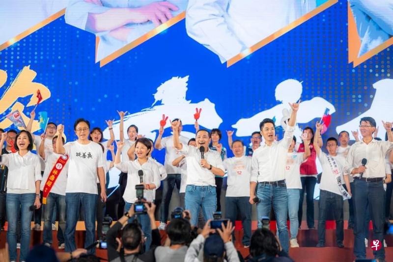 国民党最强政治明星、新北市长侯友宜（前排左四）星期六在新北市板桥体育场，率领六都市长候选人联合造势。（取自侯友宜脸书）