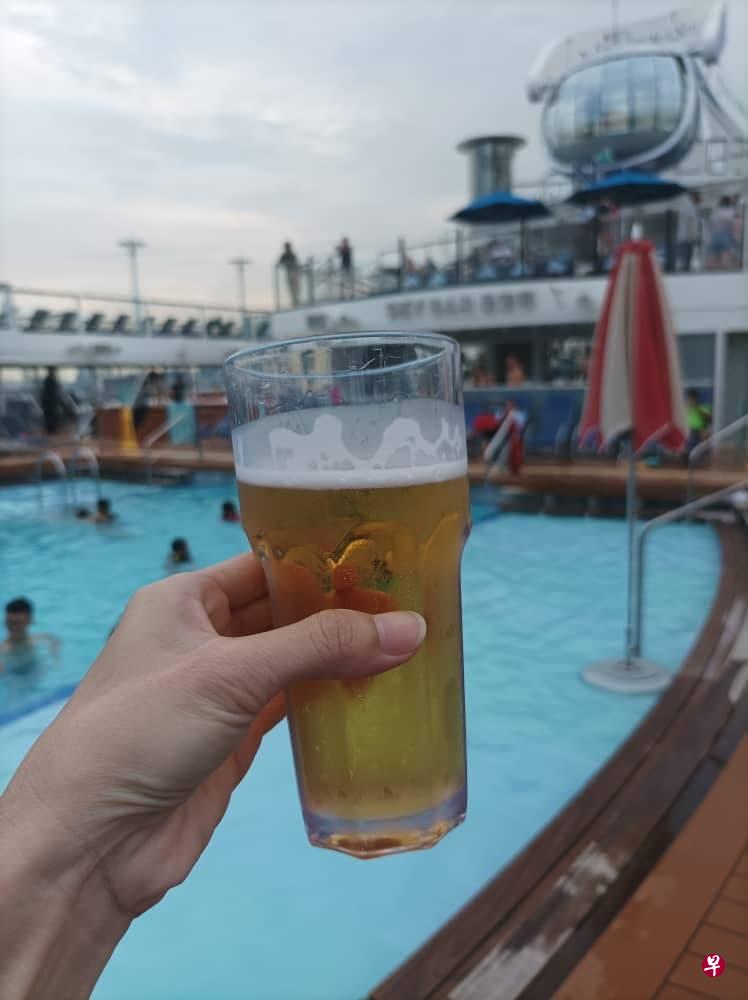 若不是父亲在游船上结交酒友，这趟旅程多半是他的噩梦了。