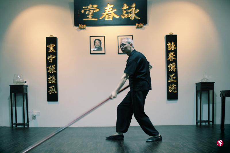 李大明展示六点半棍，霎那间棍的威力很有画面感。