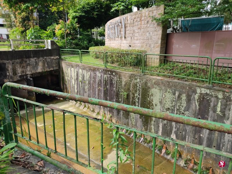 从岭景峰私人公寓到山景湾私人排屋的排水沟栏杆，生锈破损，甚不雅观。（作者提供）