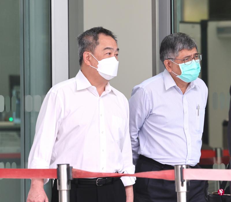 倪子章（左）与穆鲁加苏各被控两项抵触证券与期货法令的罪名，他们还未表态会否认罪。（庄耿闻摄）