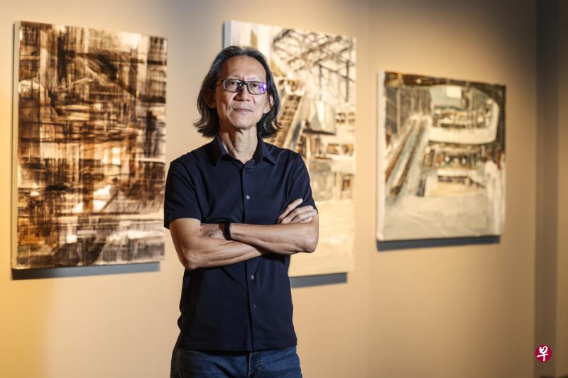 2022年度义安特选卓越艺术家奖得主巫思远展出八件油画。（白艳琳摄）