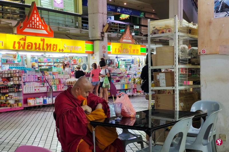 一名僧侣在黄金坊一食肆歇息。