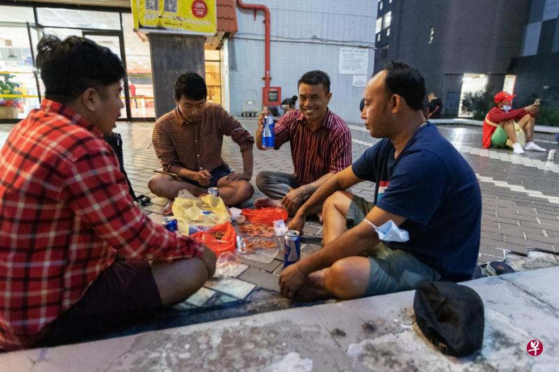 难得休息，泰国客工与伙伴相聚甚欢。