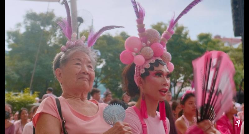 唐戏儿（右）与外婆出席粉红点活动。